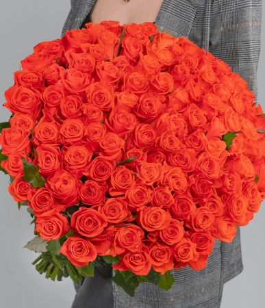25 оранжевых роз в сетке 50 см