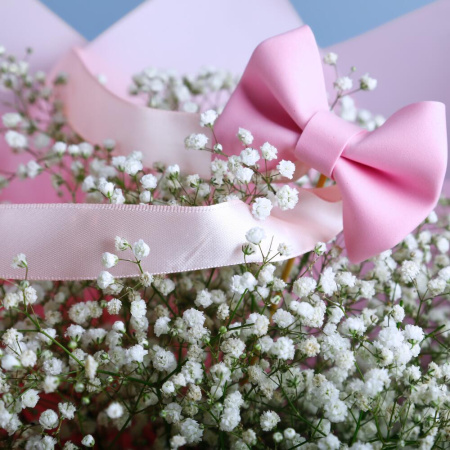 Букет_Белая гипсофила с розовым бантом