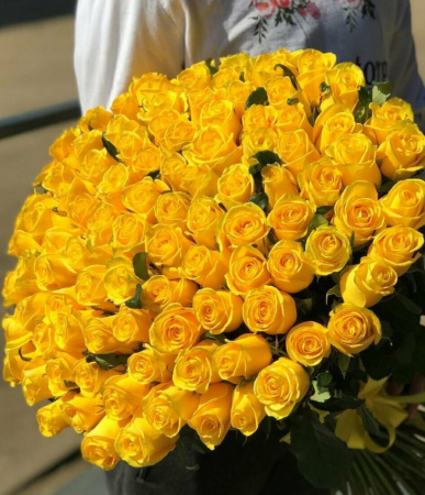 25 желтых роз в сетке 50 см