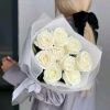 9 белых роз в упаковке