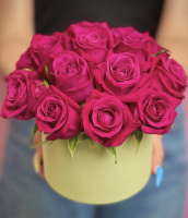 Малиновые розы в шляпной коробке Малиновые розы в шляпной коробке