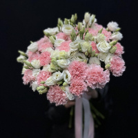 Букет_25 розовых гвоздик с эустомой Букет_25 розовых гвоздик с эустомой