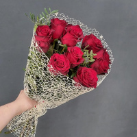 9 роз Эквадор в сетке 9 роз Эквадор в сетке