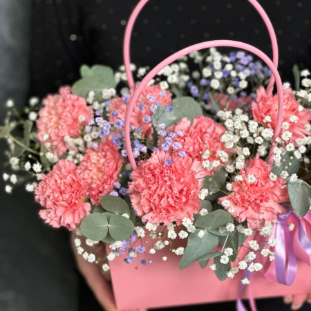 Букет_Розовые гвоздики в сумочке