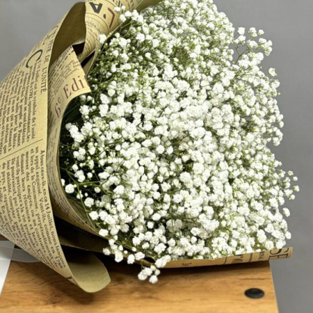 Букет_25 белых гипсофил в крафте